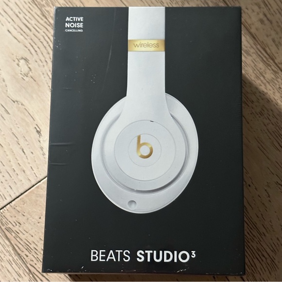 BEATS BY DRE STUDIO3 WHITE & GOLD WIRELESS NOISE CANCELLING HEADPHONES - Picture 3 of 6